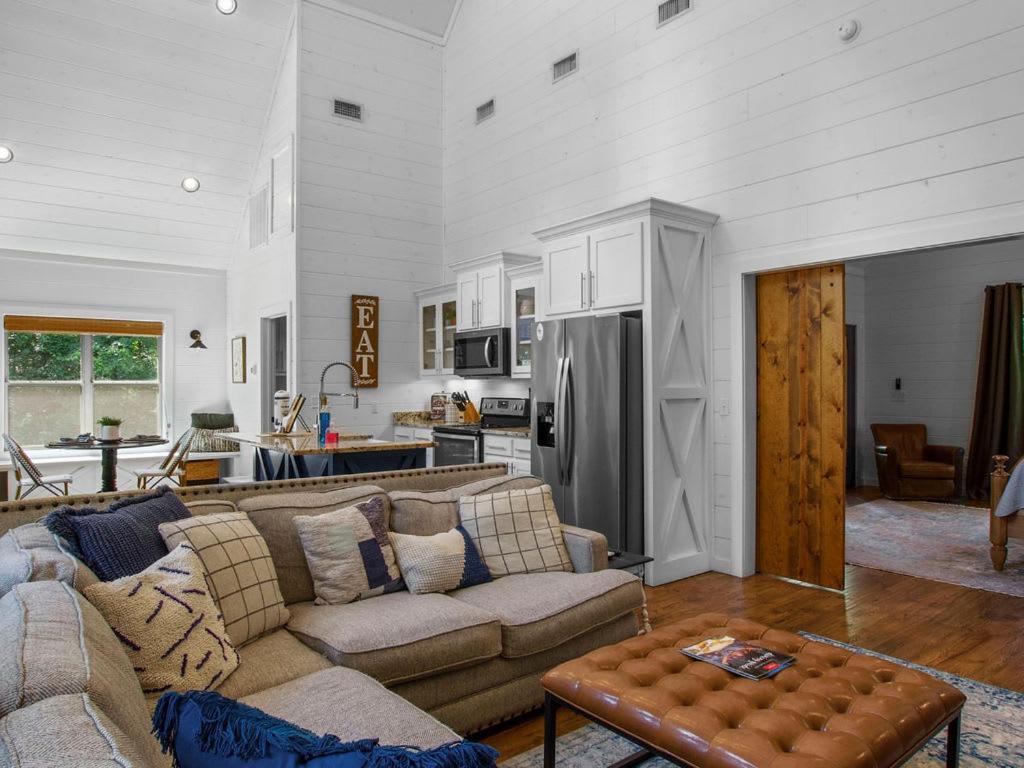 Stunning Luxury Cabin W Hot Tub And Fire Pit Holy Shiplap Is Perfect Romantic Couples Getaway Broken Bow Εξωτερικό φωτογραφία